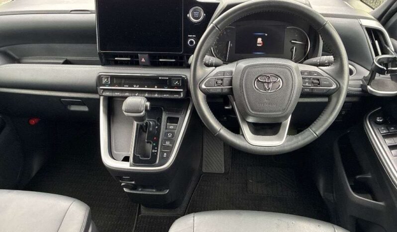 
								Toyota Noah SZ 2022 | Grade 5.0 | Black full									