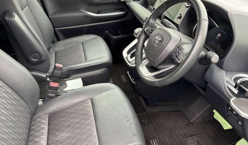 
								Toyota Noah SZ 2022 | Grade 5.0 | Black full									