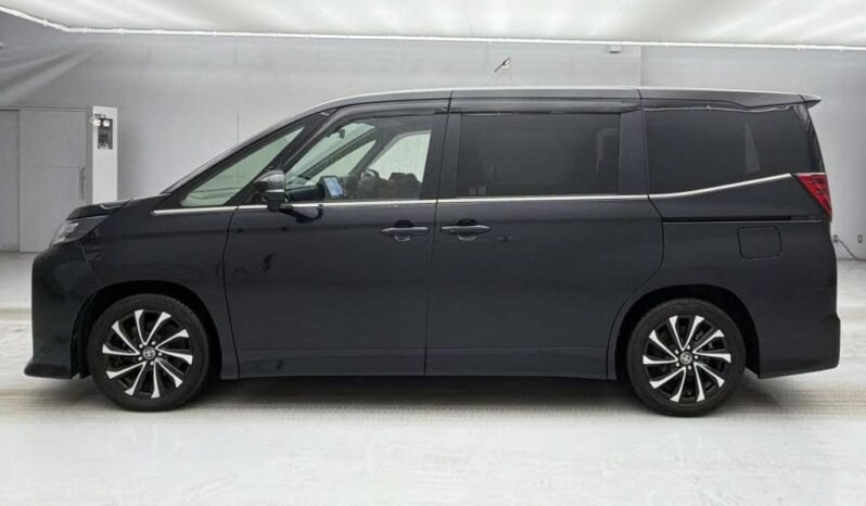 
								Toyota Noah SZ 2022 | Grade 5.0 | Black full									